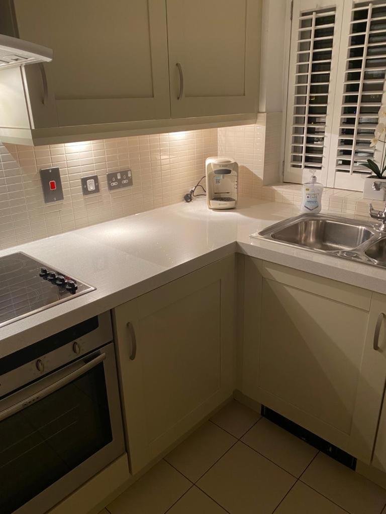 Luxury Beachfront Outstanding 2 Bedroom Apartment Eastbourne Exterior photo